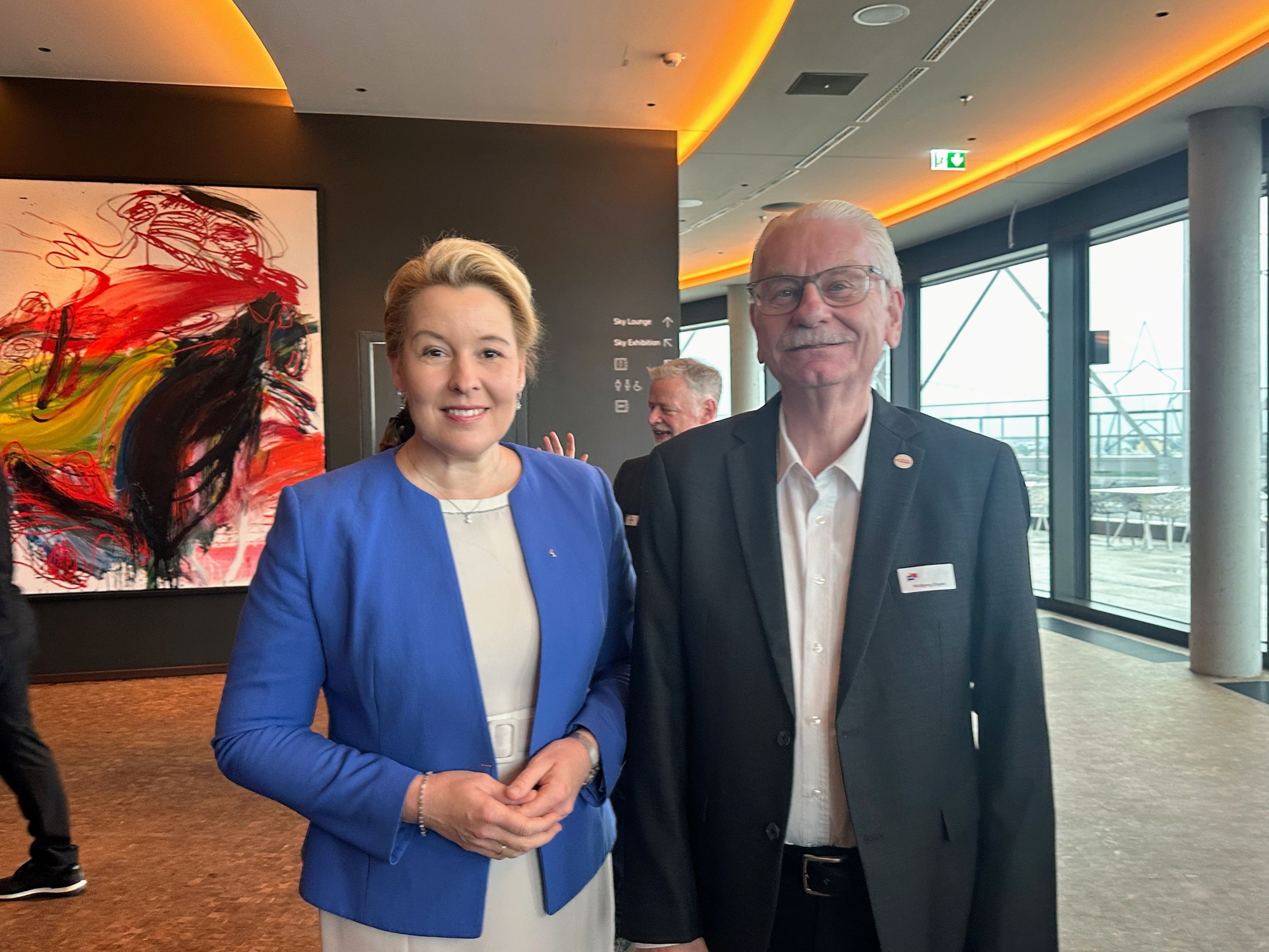 Wolfgang Engels, Vorsitzender des Wirtschaftskreises Hohenschönhausen-Lichtenberg, begrüßt Franziska Giffey herzlich zurück in Berlin nach ihrer Japan-Reise | BERLINboxx